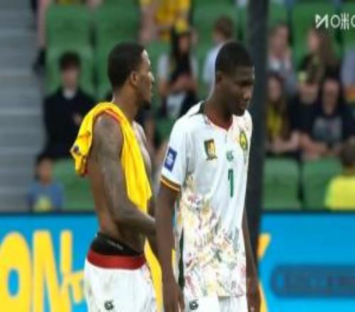 喀麥隆后衛(wèi)查丘瓦與國(guó)足球員互換球衣，現(xiàn)效力狼隊(duì)+身價(jià)1200萬(wàn)歐