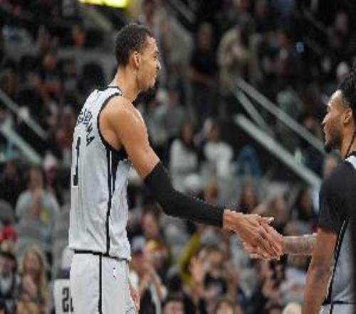 文班：和卡斯爾的空接默契非偶然&我們很合拍我要確保每次都接到