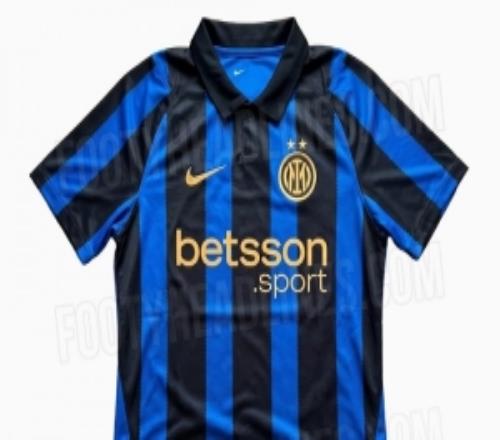 國米新賽季主場(chǎng)球衣諜照：polo領(lǐng)+鋸齒狀藍(lán)黑條紋+深黃色隊(duì)徽