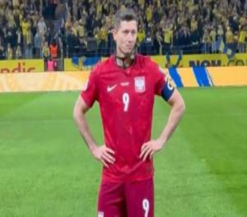 心碎！無緣2026世界杯，37歲萊萬謝場時抿嘴克制情緒落寞無比！