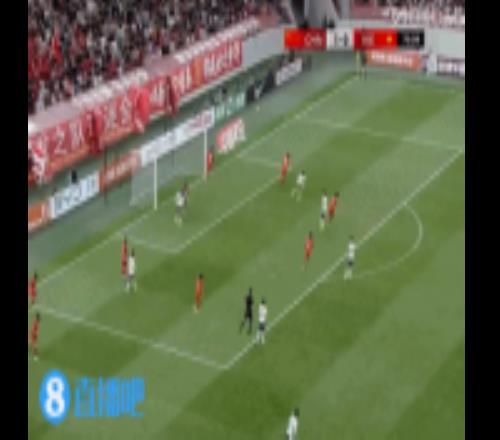 越南U23門將大腳傳給前鋒形成單刀，國足U23后衛(wèi)積極回防將球防下