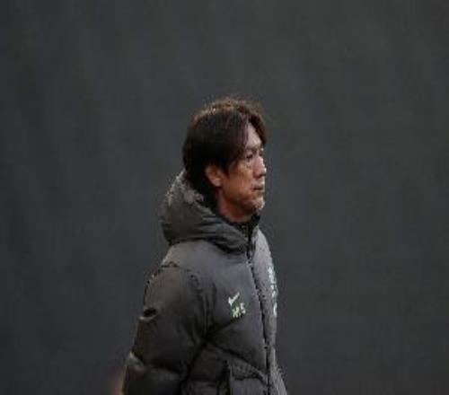 洪明甫：世界杯絕不能只靠四后衛(wèi)一套戰(zhàn)術(shù)，三中衛(wèi)試驗(yàn)方向正確