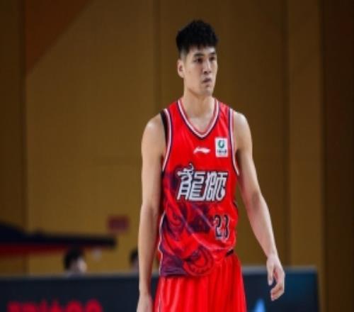 媒体人：陈国豪因为“回避条款”今晚无法出战对阵北控的比赛