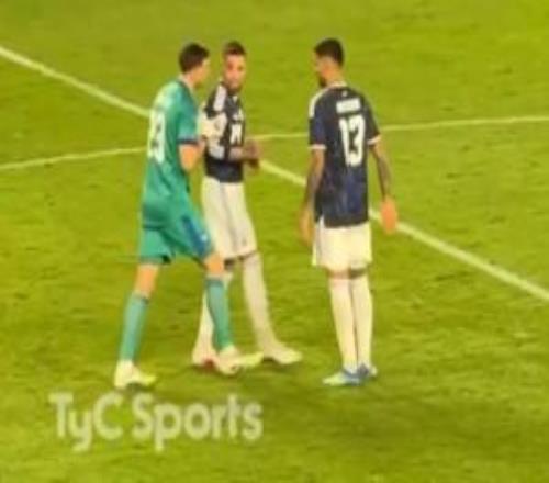 氛圍真好！梅西招手讓點(diǎn)奧塔門迪不想罰，大馬丁和羅梅羅推他上前