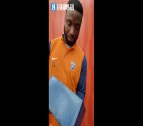 挺标准的！奥斯卡接受直播吧颁奖，用中文说：直播吧，快人一步