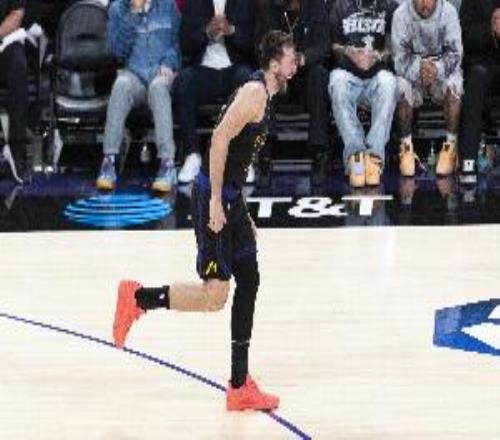 东契奇：若有人打得好有人打得差是赢不了的我们湖人都全力以赴