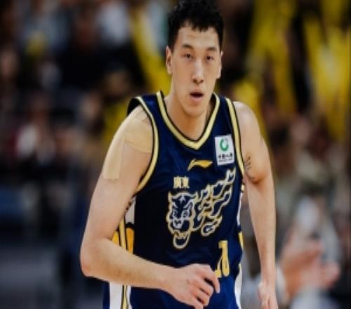 杜锋：杜润旺的肩膀受伤了最近又严重了在训练时连篮都投不了