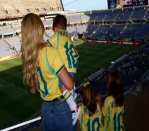 維尼修斯女友帶著三個孩子現場觀看巴西隊比賽，社媒曬合照
