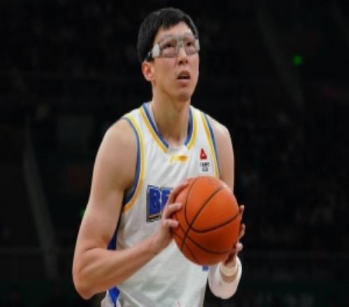 繼續改進罰球！外教幫周琦在手型、壓腕、出手等方面進行指導