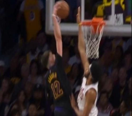 給東契奇看傻了！拉拉維亞快下起飛單臂暴力隔扣賈勒特阿倫！