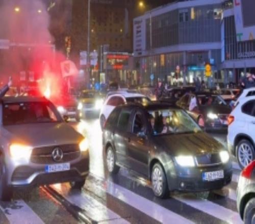 歡慶出線！波黑球迷街頭慶祝晉級(jí)世界杯正賽