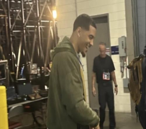 差点不敢认!索汉深色寸头新造型与其标志性彩色爆炸头相差甚远