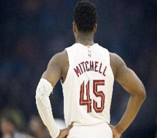 趕緊支棱起來！米切爾半場低迷6中1僅得2分正負(fù)值14全場最低