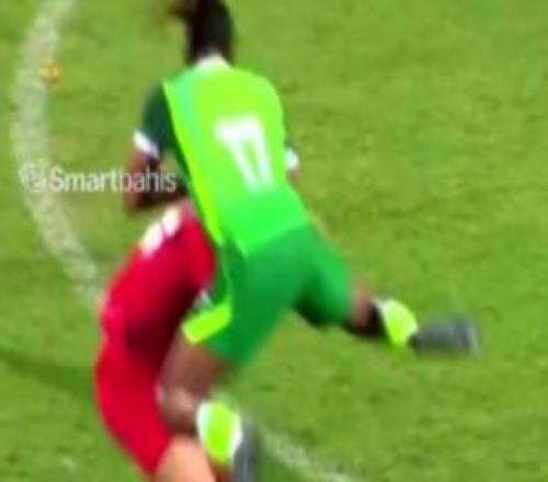 打架帶個(gè)球伊沃比被拽生氣使用“WWE招式”干倒對(duì)手吃到紅牌