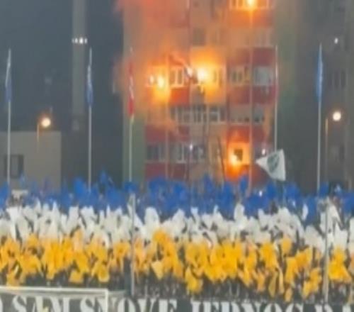 主場(chǎng)迎戰(zhàn)意大利，波黑球迷在球場(chǎng)旁建筑物燃放焰火和煙花加油助威