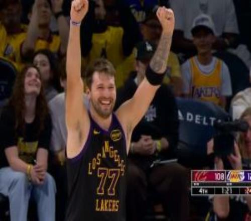 收獲老詹認(rèn)可！東契奇雙手暴力勉扣！之后高興犯規(guī)申請(qǐng)下班