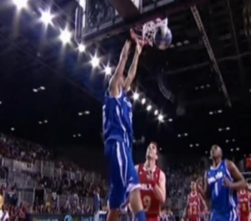 這彈跳什么水平在2012年NBA名人賽中J.Cole完成雙手空接扣籃