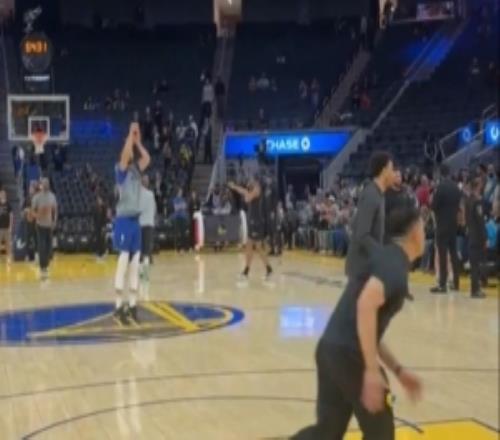 久違的日常！庫里參加賽前訓練踩著logo三分兩連擊