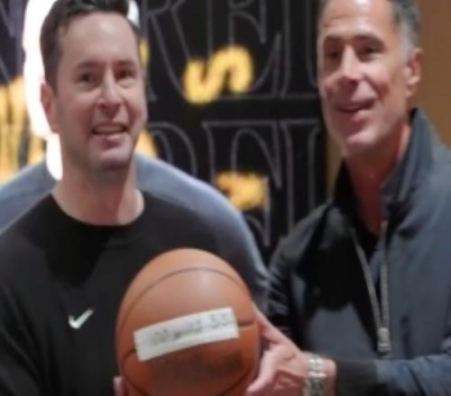 氛圍無(wú)敵！湖人更衣室祝賀詹東八里程碑佩林卡為雷迪克送上驚喜