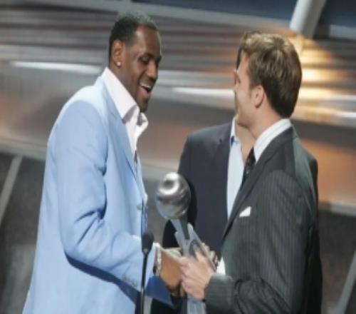 布雷迪：詹姆斯打橄欖球也能打23年欽佩他場內場外的為人處世