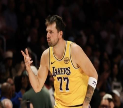 阿里纳斯：湖人输3场就像天塌了一样东契奇带队82胜0负才能拿MVP