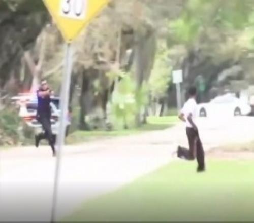 抓捕视频独家流出！拉尔萨豪宅遭歹徒强砸未遂嫌疑人车祸落网