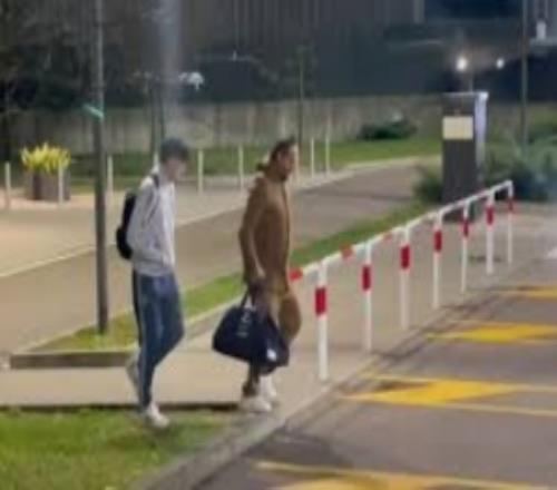 意大利歸國(guó)視頻：全員低頭不語，染紅的巴斯托尼走在隊(duì)伍的最后