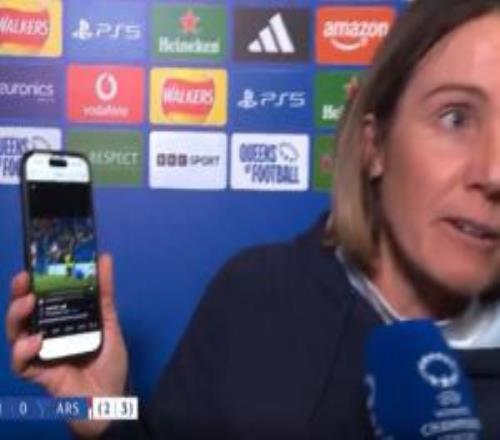 不滿阿森納逃紅！切爾西女足主帥當場展示回放，指責對方拉頭發(fā)