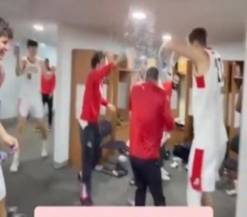 季后赛黑七！混音众将向教练泼水庆祝胜利杨瀚森也泼了几下