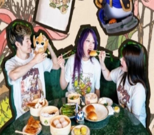 英雄聯(lián)盟周邊店更新組照片：邀請(qǐng)了mayumi當(dāng)服裝模特