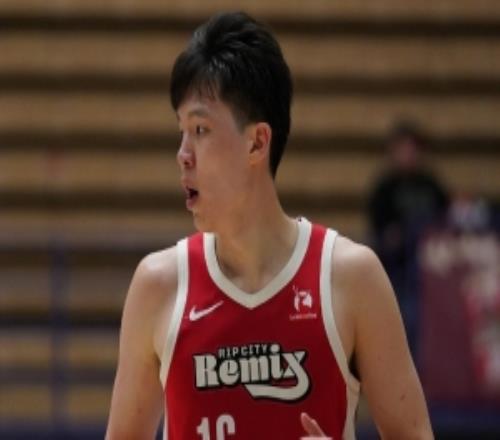 高原+奔波！记者：杨瀚森很累队友进球他不起身庆祝总捂着膝盖