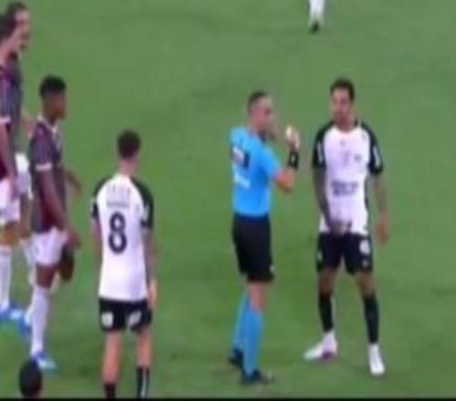 巴甲大舞臺(tái)！科林蒂安中場(chǎng)阿蘭面向?qū)κ肿プ约合麦w，被紅牌罰下