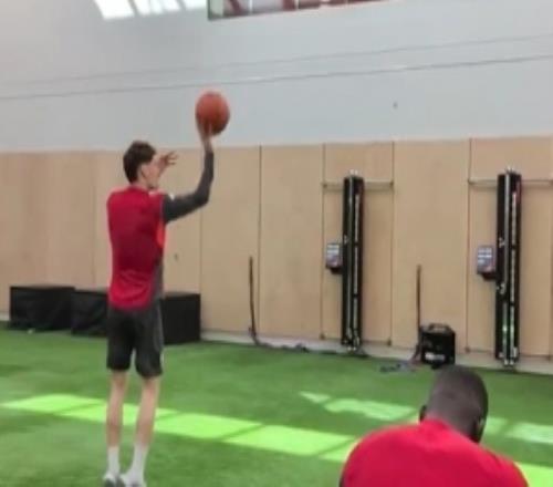 小秀籃球技術(shù)！利物浦中場維爾茨兩次遠(yuǎn)投全部命中