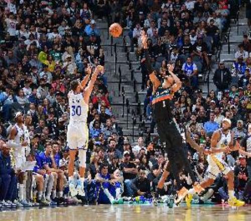 库里：文班亚马有些特质是教不来的他就是独一无二的存在