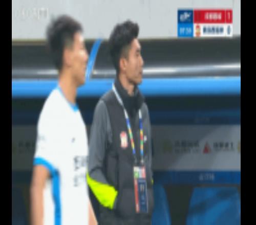 西海岸02落后，西海岸主帥鄭智站在場(chǎng)邊顯得有些無(wú)奈