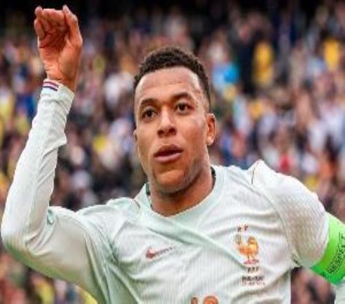 球衣設(shè)計問題球迷發(fā)現(xiàn)耐克的新款國家隊球衣很容易出現(xiàn)肩點凸起