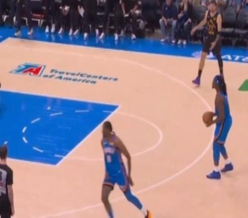 啊真有你的！多特大空位三分出手艾頓禁區(qū)內(nèi)垂直起跳干擾