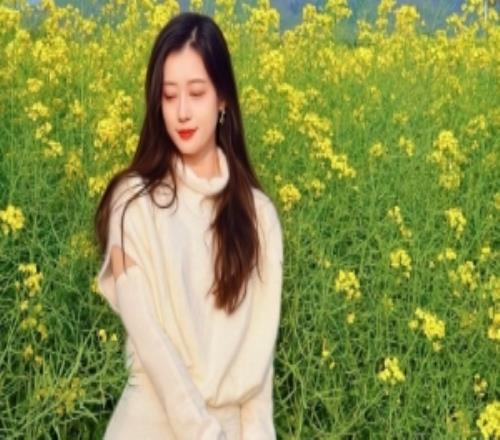 主持人張小薇曬照：2026和油菜花的合影回去擦衣服花了一個小時