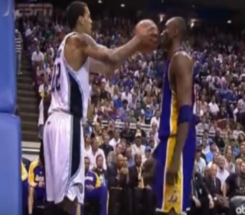 巴爺：科比肘擊之類的小動(dòng)作很多有次打得我真想把他的頭擰下來