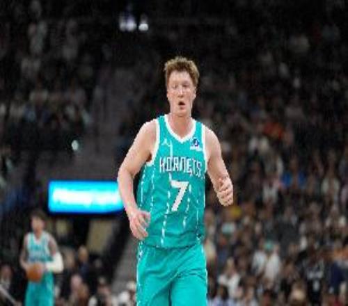 爭(zhēng)取三分王！克尼佩爾半場(chǎng)2記三分拿8分2板2助領(lǐng)先東契奇6記