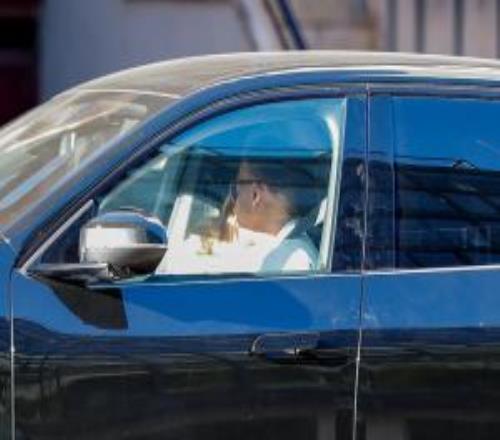 拿到驾照就是好！姆巴佩开车接女友逛街女友给两人各买1杯星巴克