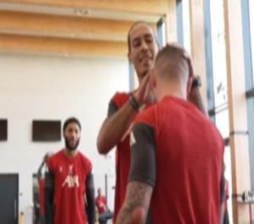 直面禿頂27歲麥卡寸頭新造型回歸利物浦訓練，范戴克上手狂摸