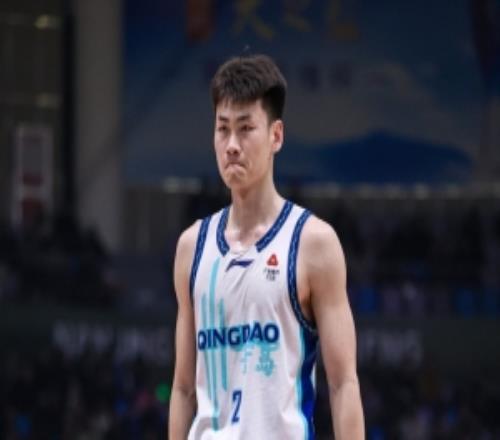 打得挺主动！王睿泽半场仅休1秒8投4中拿到10分1板助1断