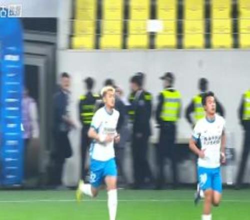 西海岸半場(chǎng)換人調(diào)整，丁海峰、楊展彭?yè)Q下巴拉克、何龍海