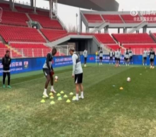 今日训练热身环节边踢球边下棋