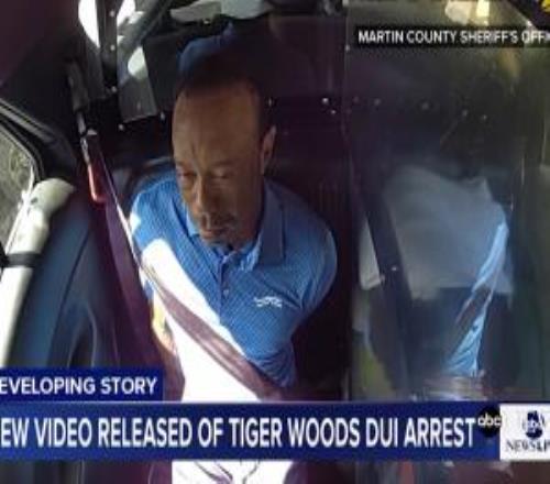 老虎伍兹被捕现场：下车后自称“通话总统”在警车后座神志不清