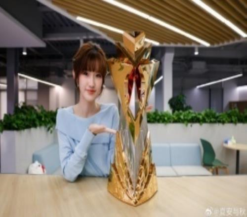 主持夏安曬照：也是和獎(jiǎng)杯合影上咯