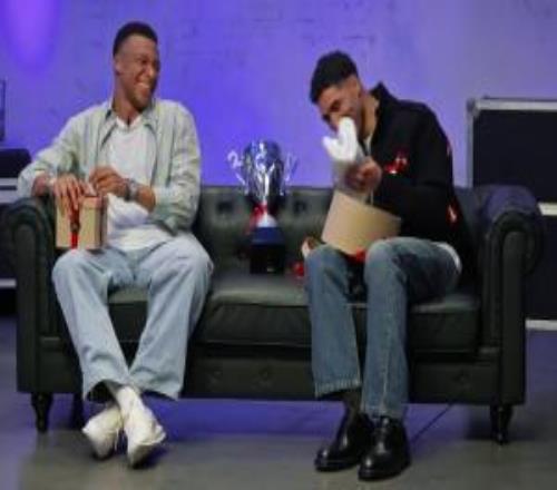 這事沒完了阿什拉夫參加訪談節(jié)目，被送了一座獎杯和一條毛巾