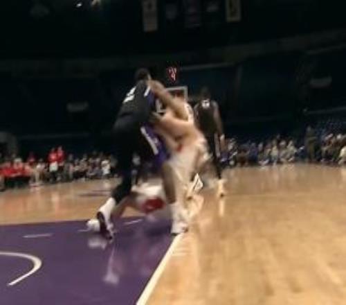 什么素質(zhì)！杰弗里斯推倒楊瀚森指著他罵罵咧咧吃T！小楊一臉淡定