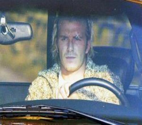 曼聯(lián)前隊醫(yī)回憶飛靴門：小貝沒處理就走了，維多利亞叫我給他包扎